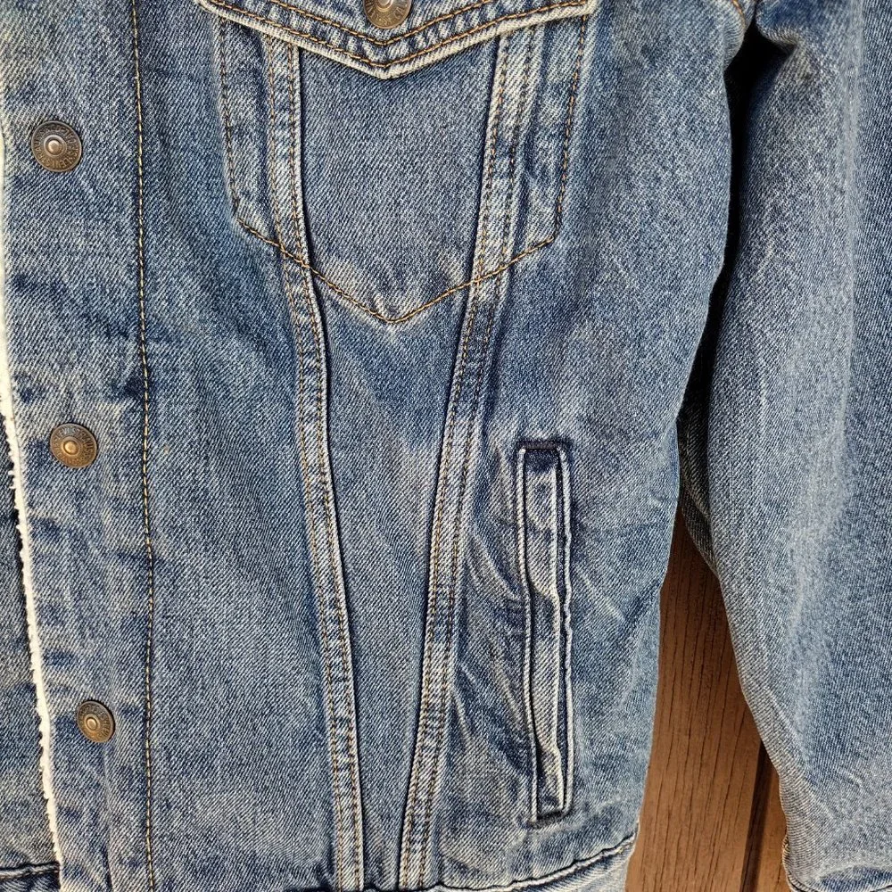 🌎Levi's || Vintage Fit Sherpa Lined Trucker Jacket - Picture 6 of 14